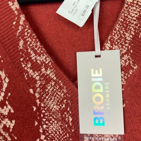 New BRODIE CASHMERE V Neck Sweater in Cinnamon/Champagne - Picture 5 of 13